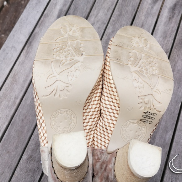 Gold Button heeled sandals - Picture 9 of 14